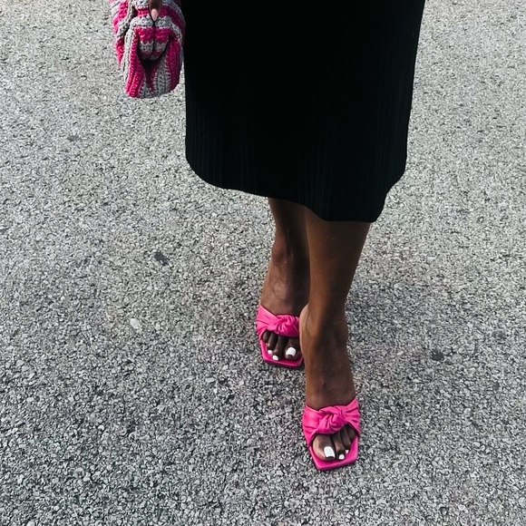 SAKS FIFTH AVENUE LEATHER SLIDES - Picture 6 of 8